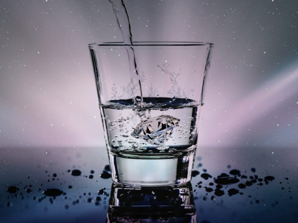 摄氏40度至50度是成年人最适宜的饮用水温度，早上起床后，空腹喝一杯温水，不仅有利于消化系统，还能刺激免疫系统、排出体内毒素。