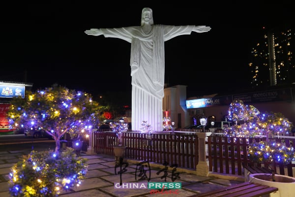 巨型耶稣塑像周围已添加灯饰，点缀美景的夜景。