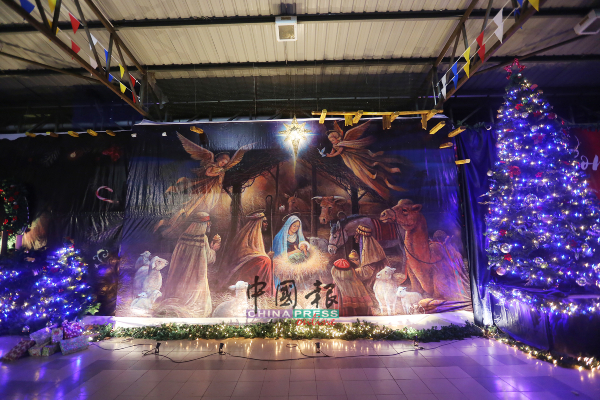 葡萄牙村广场舞台已张挂巨型图像，纪念耶稣诞生的画面。