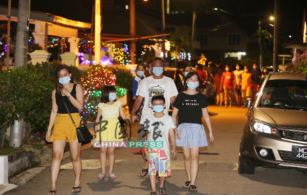 前来参观的民众佩戴口罩，避免感染病毒。