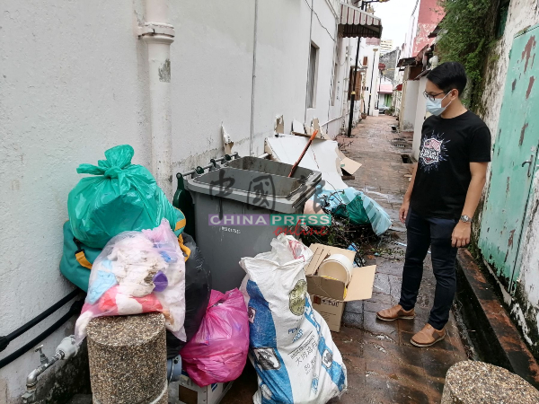 陈炜建到打金街了解小巷垃圾堆积的问题。