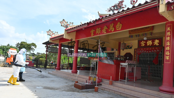 马青及马华志工团联合消毒服务队，在丁赖新村的白马老师宫周围进行消毒。