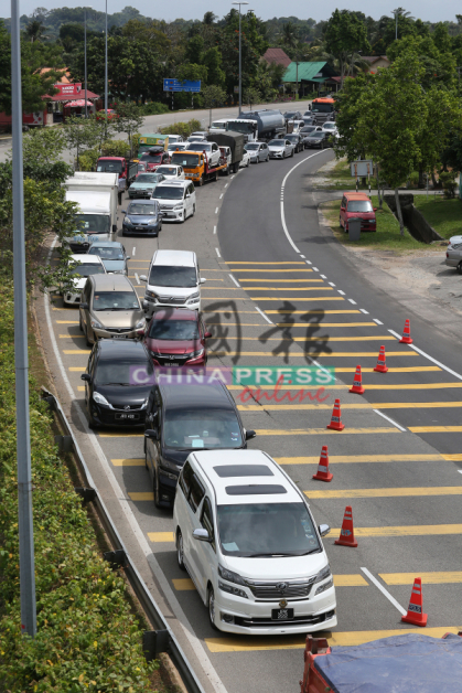AMJ大道靠近士马木路段不时有警察站岗，由于每辆车都严格检查，耗费不少时间，因此常出现长长车龙。