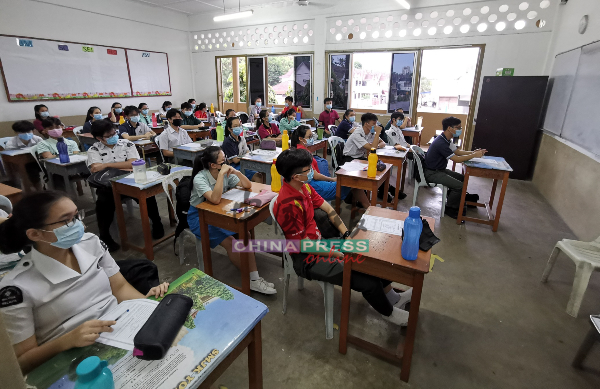 班级桌椅按照教育部指示的标准作业程序安排，确保学生上课时保持人身距离。