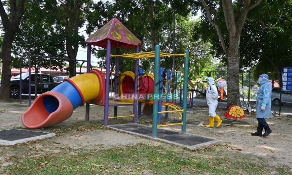 丁赖新村的儿童游乐场也进行消毒，以让村里的孩童安心玩乐。