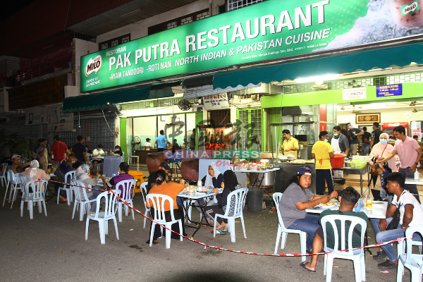 管制令落实前允许堂食的最后一夜，哥打拉沙马那着名巴基斯坦餐馆挤满到来享用晚餐的顾客。