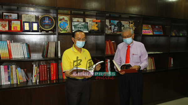 林兴南（左起）与陈念升呼吁海内外乡团组织，慷慨捐赠史料，充实资料室资料。