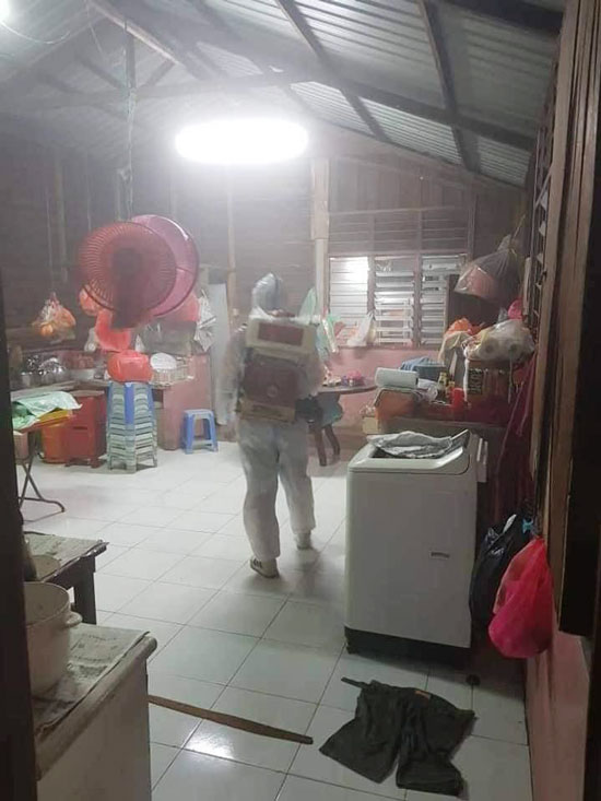 无拉港行动党特别行动队接获士毛月新村村民告知，一名90岁老奶奶确诊新冠肺炎，因此前往病患住家和左邻右舍，展开消毒行动。