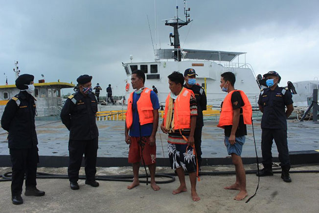 其中3名获救渔民被搜救队安全送达吉兰丹海事执法机构码头后，向官员陈述事发经过。