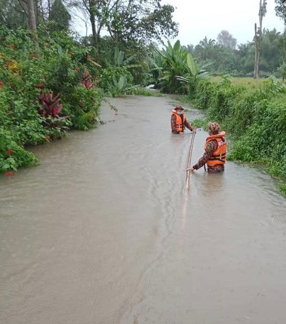 做好安全措施的消拯员，在水流湍急的排水道里寻找男童踪迹。