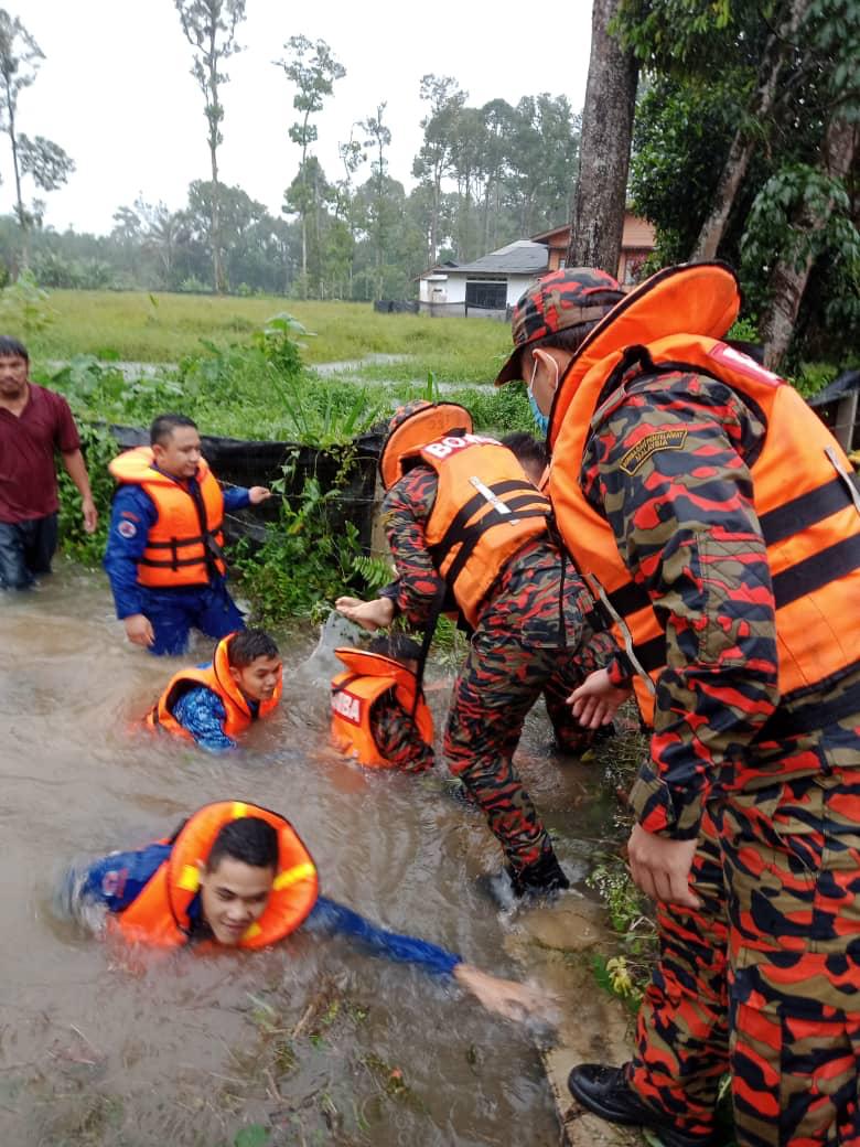 消拯员将男童遗体从湍急的渠水内移到地面。