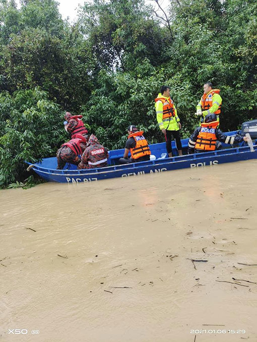 搜拯员乘船沿河展开搜索行动，并于昨日告一段落。