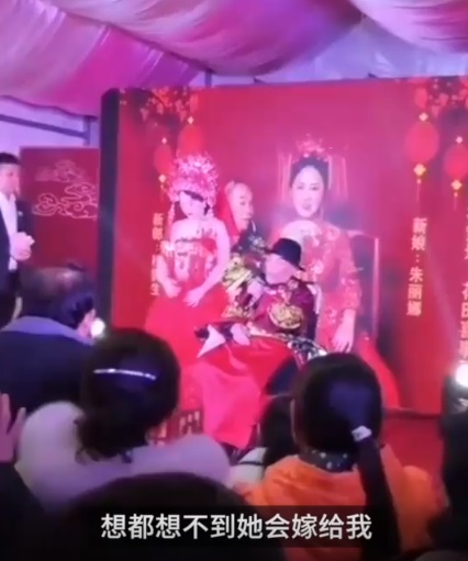 中国贵州80岁老人穆贤生与42岁新娘7日举行大婚。