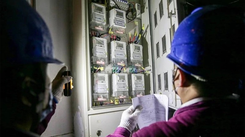 上海用电超负荷，导致多处地方跳掣停电，工作人工四出维修。