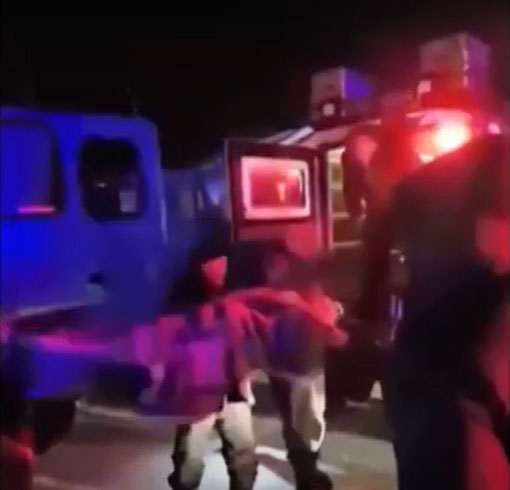 其中一名获救者正被抬上救护车准备送医。