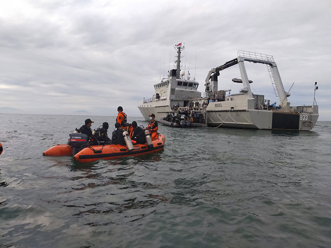 搜救人员周日在耶加达湾展开搜救工作。（法新社）