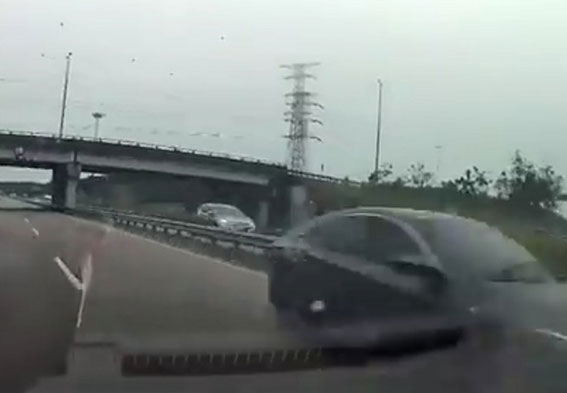 根据车记录器显示，一辆轿车在士乃通往迪沙鲁大道逆向行驶。
