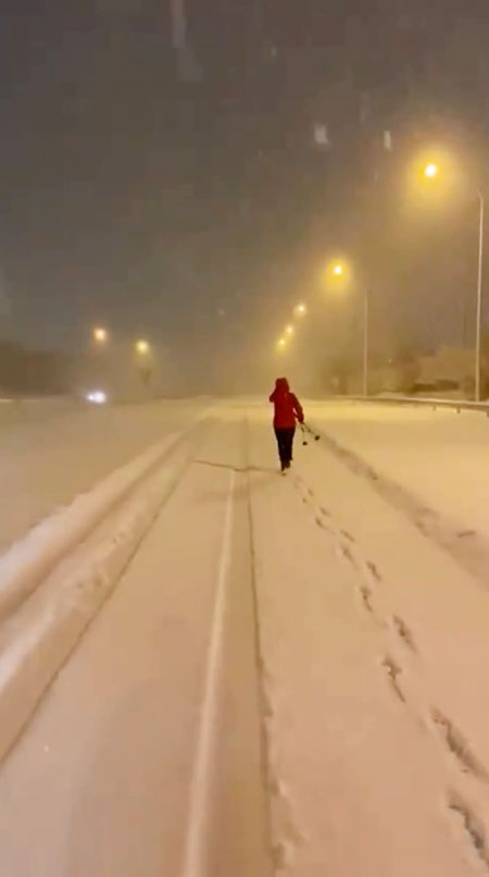 推特流传视频显示，一名护士冒着风雪，步行22公里去医院。