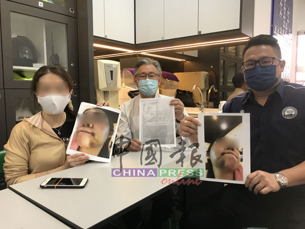 刘俐君（左）展示被前夫打伤的照片，左2起是何启利和洪嘉隆。