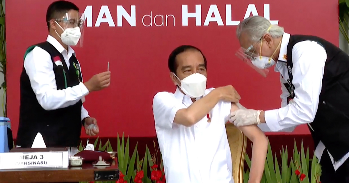 印尼总统佐科威周三早上于耶加达总统府注射疫苗，是该国首名接种疫苗的参与者。（美联社）