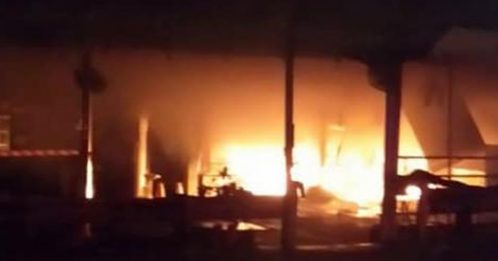 凌晨火魔来袭 餐厅厨房被烧毁