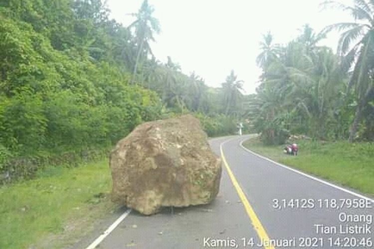 马杰内县一处因为地震，山石掉落道路上。