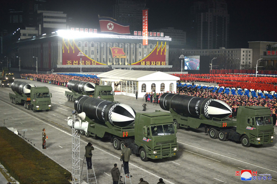 朝鲜14日晚间在平壤金日成广场举行夜间阅兵典礼，秀出新型短程潜射弹道导弹，官媒吹捧为世界上最强武器。（法新社）