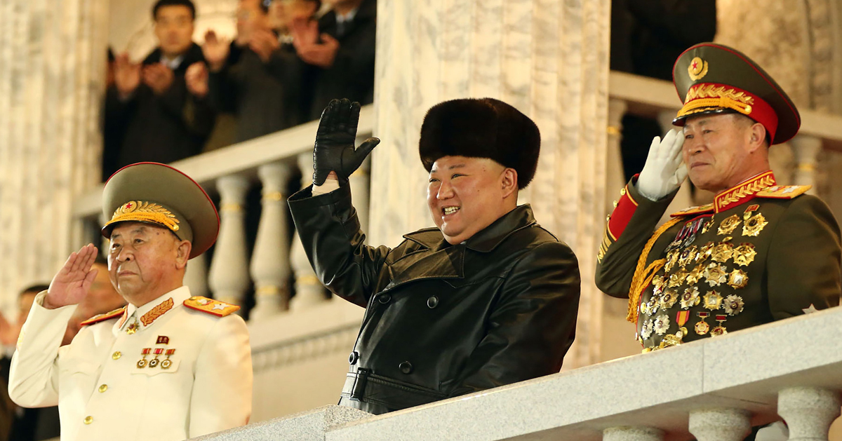 朝鲜领导人金正恩（中）出席夜间阅兵典礼，志得意满。（法新社）