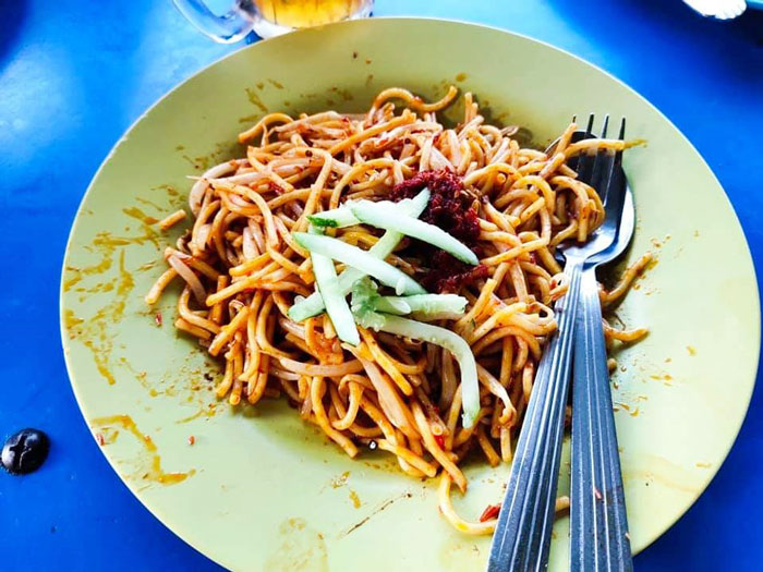 “笨蛋面”是典型的马来辣椒炒面，是马六甲著名马来美食。（图取自网络）