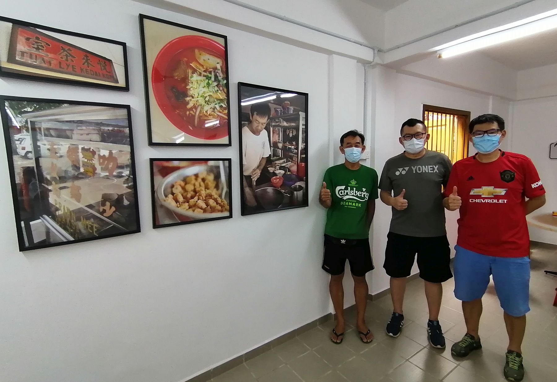 陈运海（左起）、潘国璇和潘国麟一起投资“阿哥海南咖啡店”，售卖柏灵玉著名的虾面和叻沙。