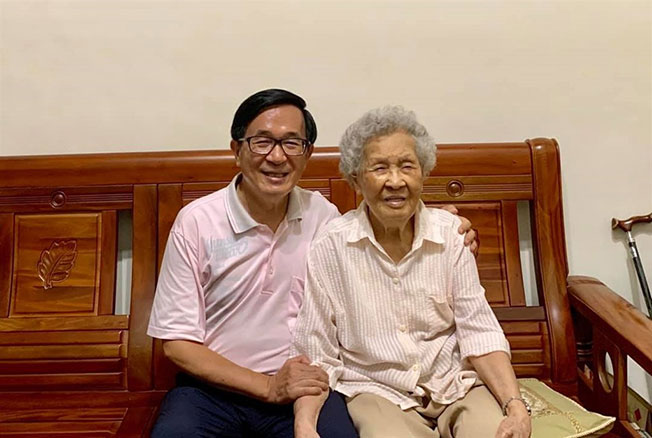 陈水扁和母亲的合照。