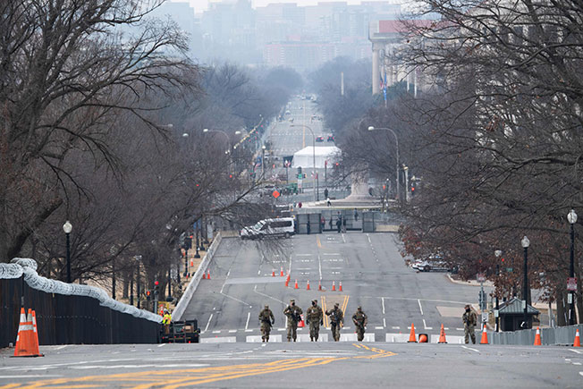 国会大厦附近的大道空无一人，国民兵在巡逻。（法新社）