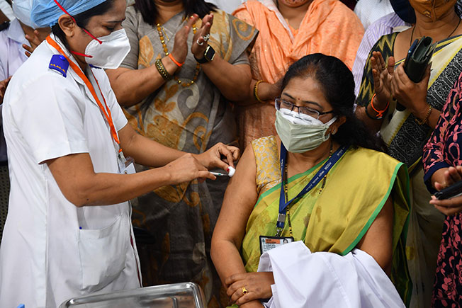 孟买一名医护人员周六接种疫苗。（法新社）