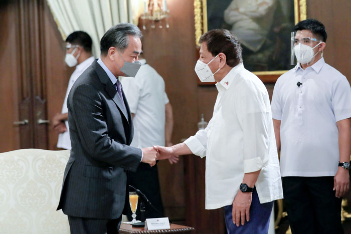 菲律宾总统迪泰特（右2）周六在总统府接见王毅。