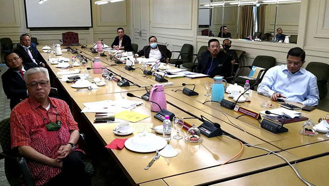 依斯迈沙比里和阿兹敏阿里所处的10人会议室里面，大部分人没有戴口罩。