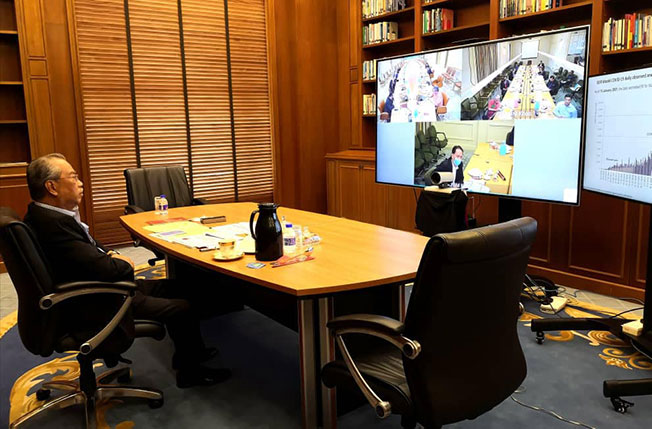 慕尤丁透過視訊方式主持會議。