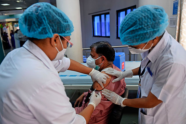 印度医护为优先接种新冠疫苗的群体之一。（法新社）