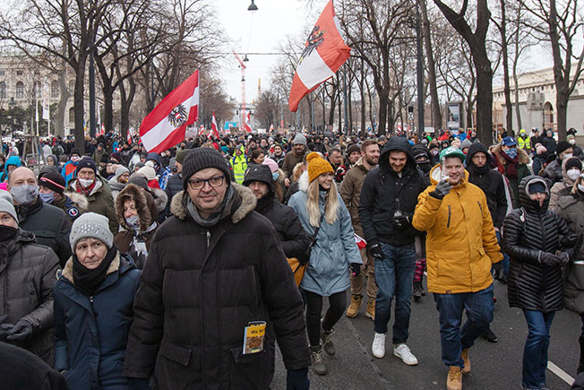 近万名奥地利民众周六涌入维也纳街头，抗议当局持续封锁。（法新社）