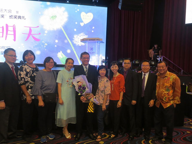 黄先炳（右6）于2018年获颁沈慕羽教师奖，与彭州教育厅督学和校长们分享喜悦。