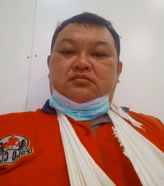 苏华南通过手机发送照片报告近况，他因工作意外受伤正在休养中。