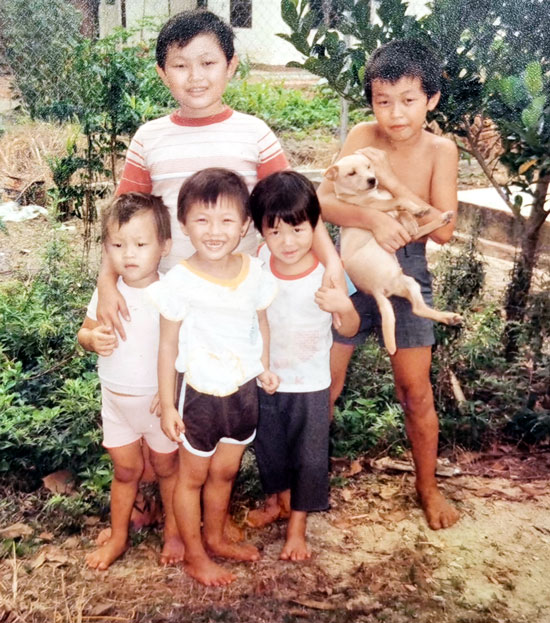 苏华南（后排左）与弟妹小时候的合照。
