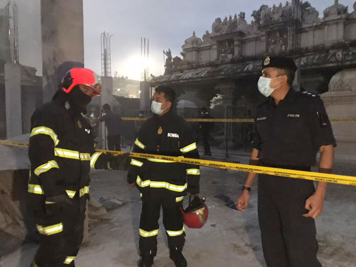 聂依查尼（右者）获悉发生火灾后，到场和消拯员了解情况。