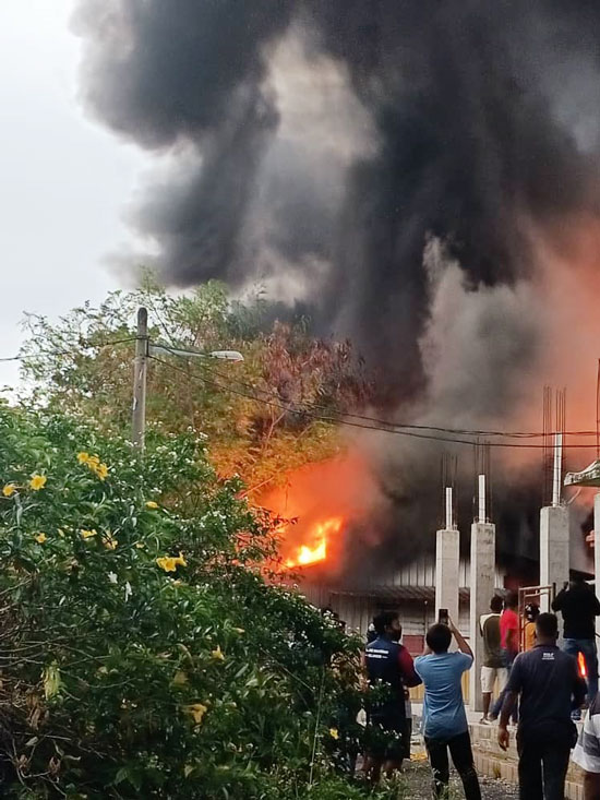 兴都庙的仓库突发生火灾，受召到场的消拯员展开灭火行动。