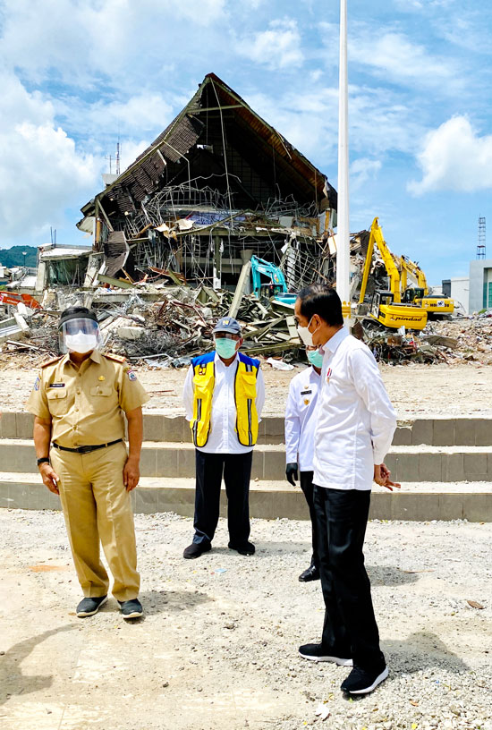 印尼总统佐科威（右）周二到马穆朱，视察地震灾情。（欧新社）