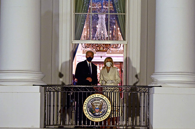 美国新总统拜登和第一夫人吉尔20日现身白宫阳台。（法新社）