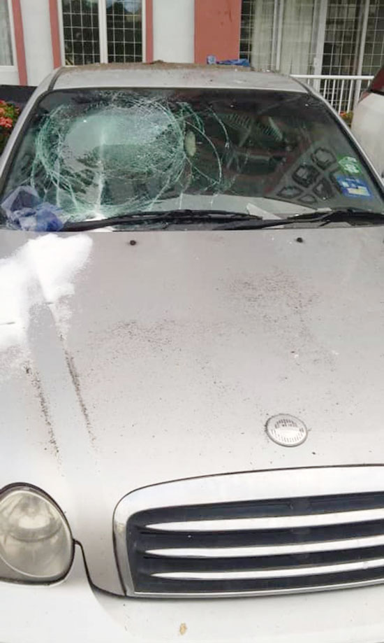 其中一辆轿车的挡风玻璃被砸碎。
