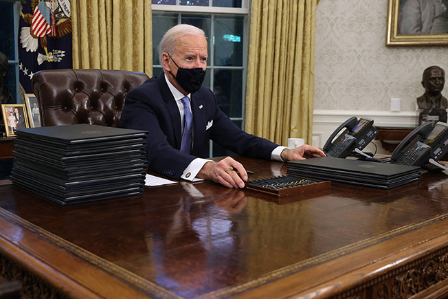 总统拜登的办公桌，可乐按钮不见了。（法新社）