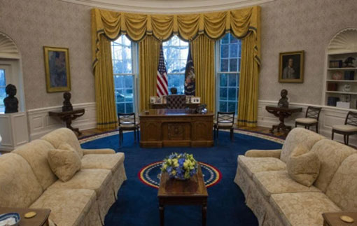 拜登选用一张深蓝色地毯，取代特朗普先前使用的浅色地毯。