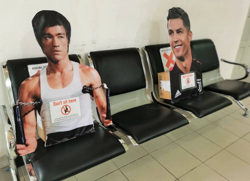 曼绒KPJ专科医院候客区内发现李小龙（左起）和C罗纳多“身影”。