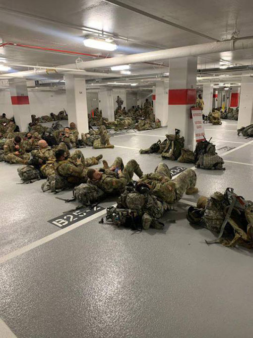 国民警卫军睡地下停车场水泥地的画面。